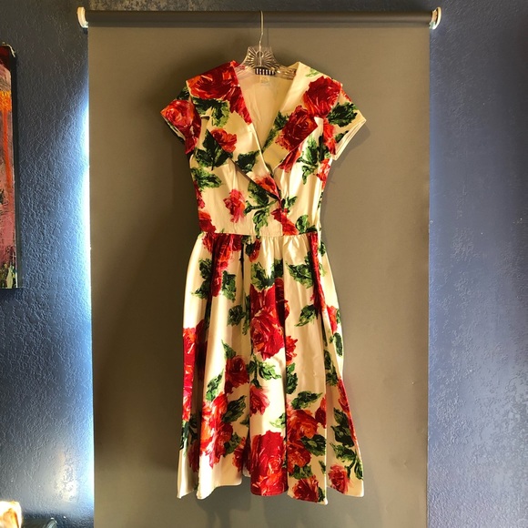 Beautiful vintage inspired classic red rose print - Picture 2 of 4